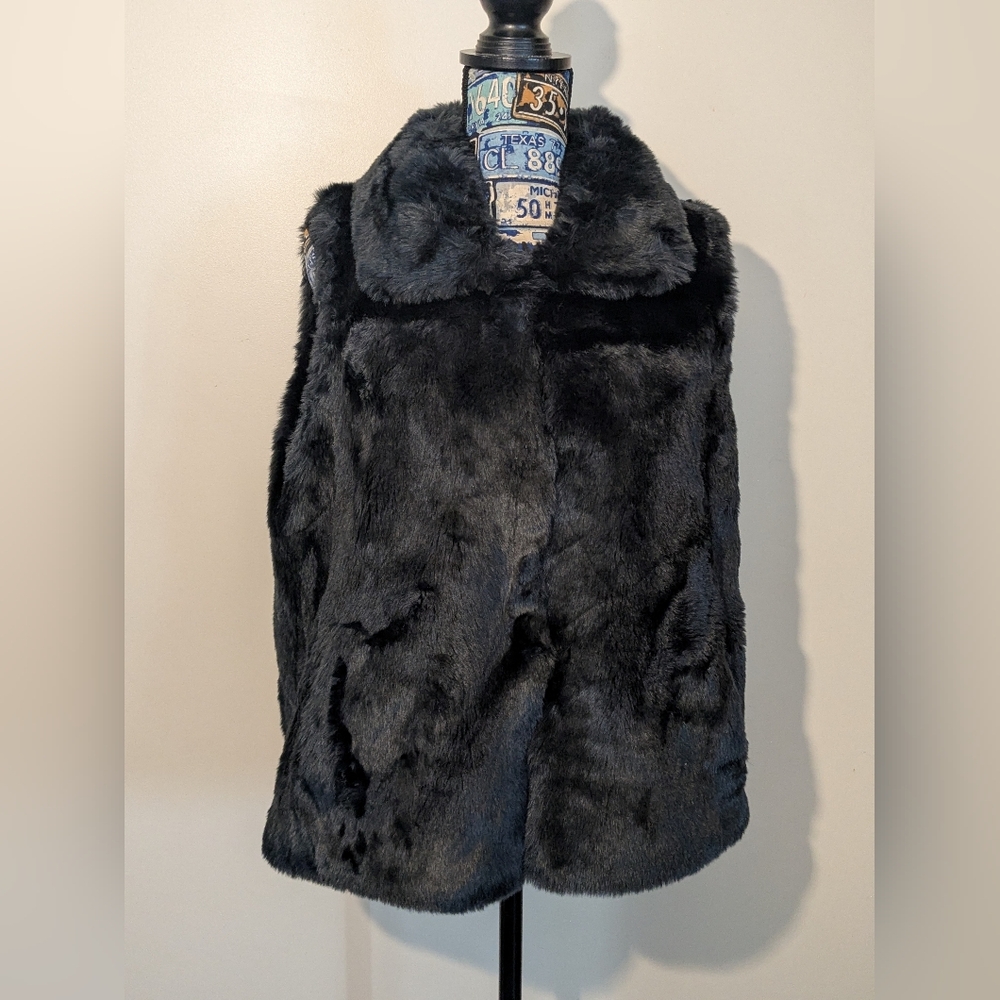 Tahari NWT $129 Navy Faux Fur Women's Vest